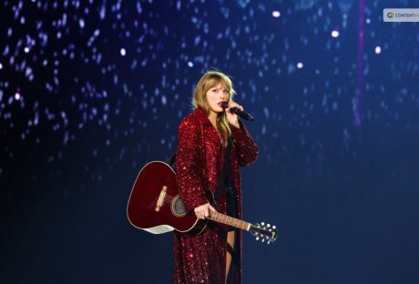 Taylor Swift Sings 'Say Don't Go' 'It's Time To Go'